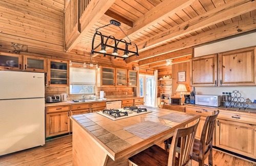 Morehead City Cabina | Picturesque Family Cabin w/ Views & Treehouse