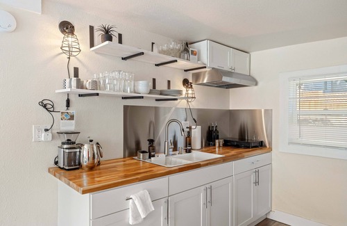 Dunsmuir Apartamento | Picturesque Garden Retreat w/Deck With Hot Tub