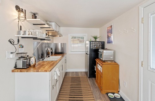 Dunsmuir Apartamento | Picturesque Garden Retreat w/Deck With Hot Tub