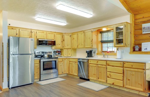 Island Park Cabina | Picturesque Island Park Escape w/ Fire Pit!