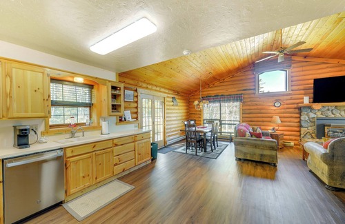 Island Park Cabina | Picturesque Island Park Escape w/ Fire Pit!