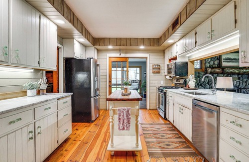Lake Elmo Cabaña | Picturesque Lake Elmo Cottage w/ Fire Pits!