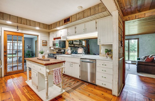 Lake Elmo Cabaña | Picturesque Lake Elmo Cottage w/ Fire Pits!