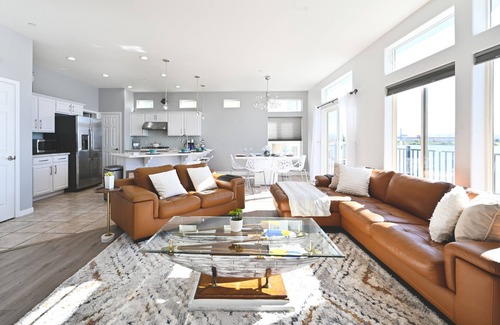 Sparks Casa | Picturesque Waterfront Modern Lake House