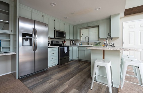 Belfair Casa | AGUAS CALIENTES DE VERANO Campana Canal Mid-Century Casa moderna de estilo loft sobre el agua