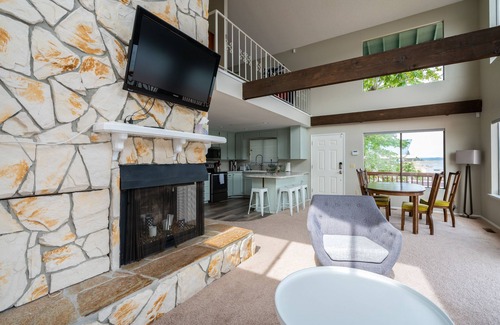 Belfair Casa | AGUAS CALIENTES DE VERANO Campana Canal Mid-Century Casa moderna de estilo loft sobre el agua