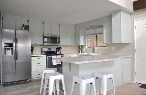 Belfair Casa | AGUAS CALIENTES DE VERANO Campana Canal Mid-Century Casa moderna de estilo loft sobre el agua