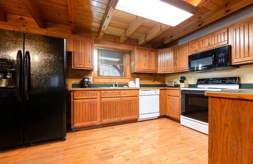 Gatlinburg - Pigeon Forge Apartamento | Pigeon Forge Cabin Game Room Dog Friendly Hot Tub