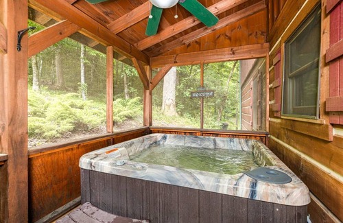 Gatlinburg - Pigeon Forge Apartamento | Pigeon Forge Cabin Game Room Dog Friendly Hot Tub