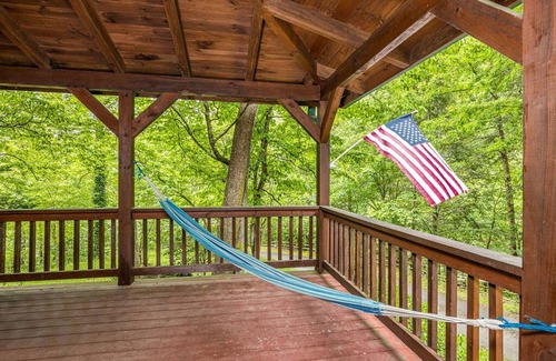 Gatlinburg - Pigeon Forge Apartamento | Pigeon Forge Cabin Game Room Dog Friendly Hot Tub