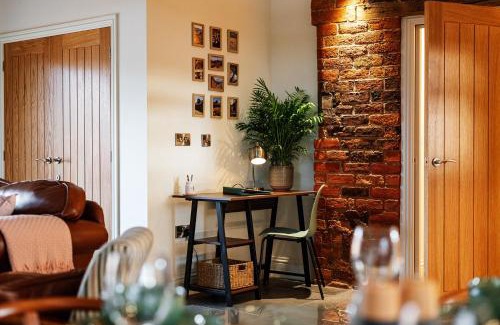 Pontesbury Casa | Pigeon House - Unique Barn with private garden, hot tub and wood burner