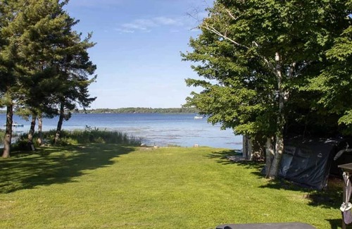 Bobcaygeon Cabaña | Pigeon's Nest - Affordable 2BR Kawartha Lakes Waterfront Cottage