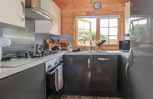 Halberton Casa | PIGSFOOT LODGE, pet friendly, with hot tub in Halberton, Devon