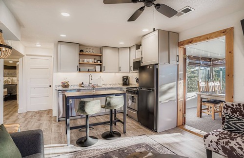 Richmond Hill Corridor Casa | Pike’s View Guesthouse-Mountain Cabin+Views+Serene