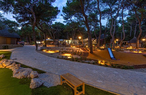 Pakostane Casa | Pine Beach Pakostane Glamping Homes - All Inclusive light