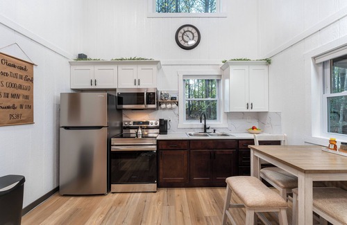 Peebles Casa | Pine Cone Cottage Sleeps 6