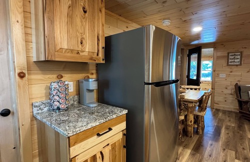 Alden Cabina | PINE COTTAGE - Pet Friendly Lakefront Cottage on Thayer Lake