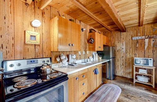 McKinney Estates Cabina | Pine Knolls | Private cabin with hot tub | Pets Welcome