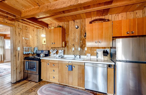 McKinney Estates Cabina | Pine Knolls | Private cabin with hot tub | Pets Welcome