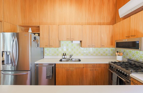 Havelock-Belmont-Methuen Cabaña | Pine Point on Kosh Elegant Midcentury Cottage W/hot tub & gym