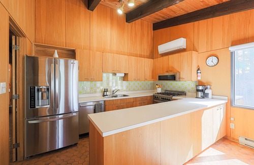 Havelock-Belmont-Methuen Cabaña | Pine Point on Kosh Elegant Midcentury Cottage W/hot tub & gym