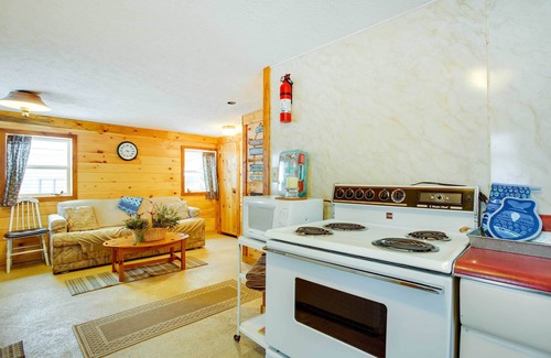 Interlochen Cabina | ¡NUEVO! ¡Bass Lake Living con acogedora cabaña en Michigan!