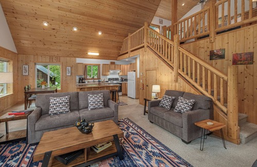 Leavenworth Chalet De Esquí | Pine River Retreat-Hot Tub, Close to Lake/Golf/Ski