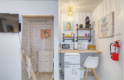 Bridgeport Heights Hotel | Pineapple Shores Retro Inn