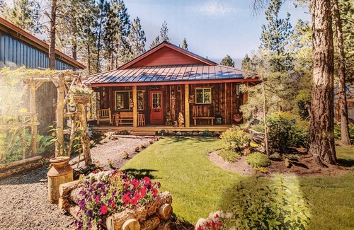 La Pine Cabina | Pinecone Cabin, Couples Retreat, hot tub, pet friendly, private!