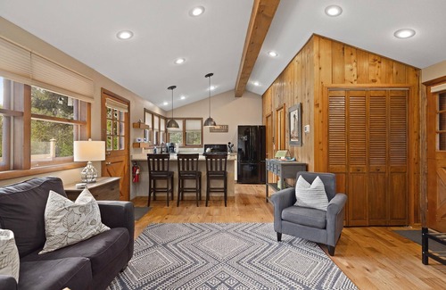 Red Lodge Casa | Pinecone Cabin, Wi-Fi, Dog Friendly, Fireplace, Deck