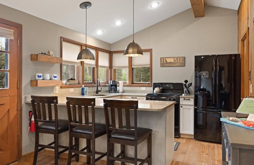 Red Lodge Casa | Pinecone Cabin, Wi-Fi, Dog Friendly, Fireplace, Deck