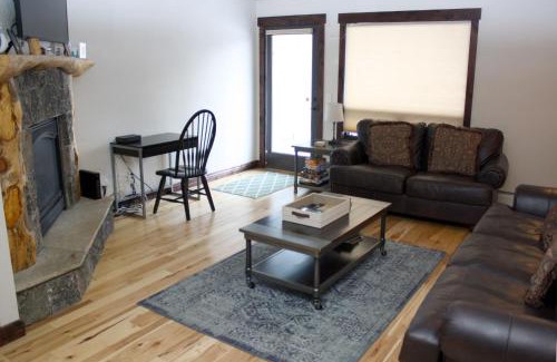 Warrior's Mark Casa | Pinecreek #E - 3 BR - Pool and Hot Tub Access - Close to Town - Shuttle to Slopes