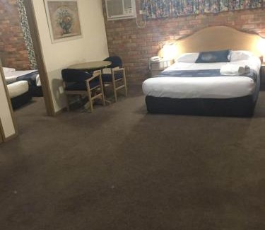 Shepparton Hotel | Pines Country Club Motor Inn