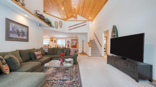 Truckee Casa | Pinewood Lodge by AvantStay Cozy Cabin Near Ski Resorts Hiking