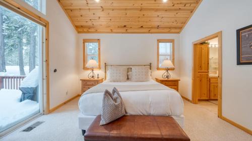 Truckee Casa | Pinewood Lodge by AvantStay Cozy Cabin Near Ski Resorts Hiking