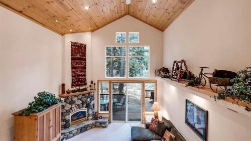 Truckee Casa | Pinewood Lodge by AvantStay Cozy Cabin Near Ski Resorts Hiking