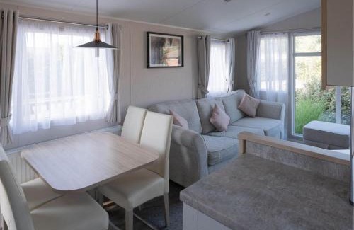 Wells-next-the-Sea Cabina | Pinewoods Park Style no.8 sleeps 6 – dog friendly