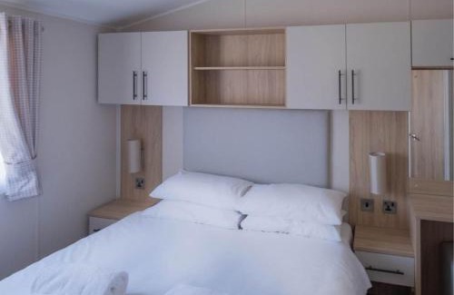 Wells-next-the-Sea Cabina | Pinewoods Park Style no.8 sleeps 6 – dog friendly