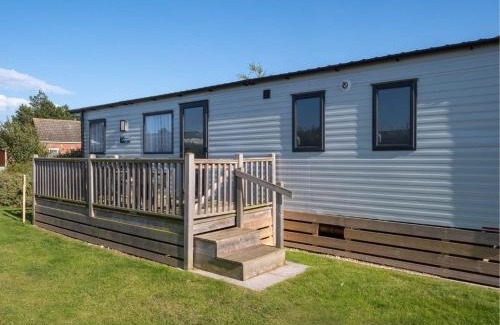 Wells-next-the-Sea Cabina | Pinewoods Park Style no.8 sleeps 6 – dog friendly