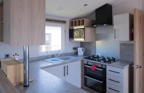 Wells-next-the-Sea Cabina | Pinewoods Park Style no.8 sleeps 6 – dog friendly