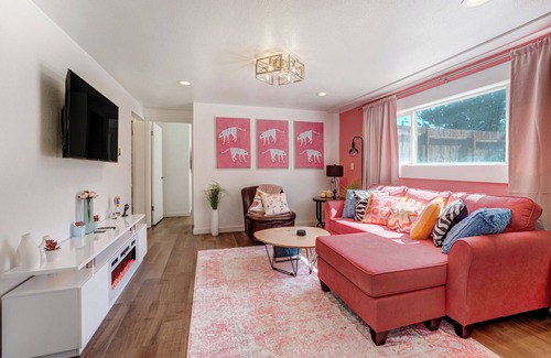 Cimarron Hills Apartamento | Pink Panther Parlor - Cozy 2-BR w/Mountain Views, King Bed & Pet-Friendly Yard