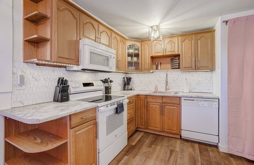 Cimarron Hills Apartamento | Pink Panther Parlor - Cozy 2-BR w/Mountain Views, King Bed & Pet-Friendly Yard