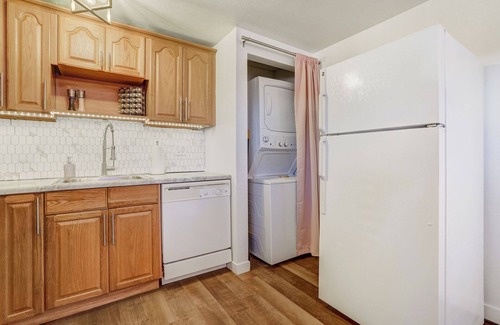 Cimarron Hills Apartamento | Pink Panther Parlor - Cozy 2-BR w/Mountain Views, King Bed & Pet-Friendly Yard