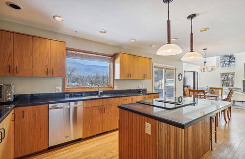 Stowe Hollow Casa | Pinnacle Lookout: 3 br, wood fireplace, a/c, garage, views!