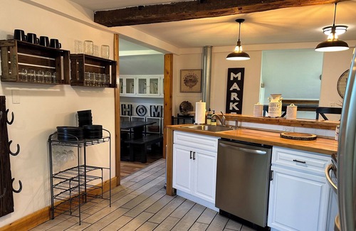 Montague Otro | Pioneer Valley Farmhouse Near 5-Colleges