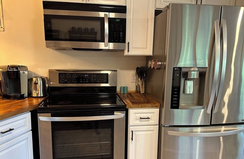 Montague Otro | Pioneer Valley Farmhouse Near 5-Colleges