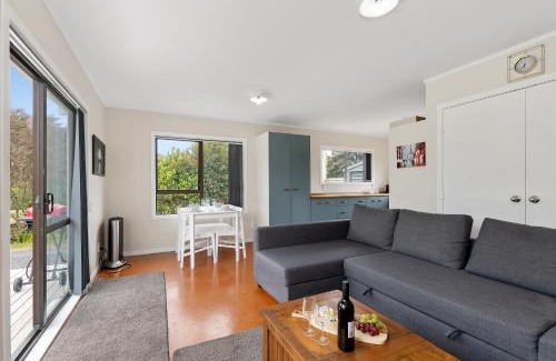 Mangawhai Casa | Pipi Cabin - Mangawhai Village Bach