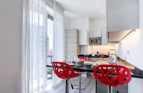Centro Direzionale Apartamento | Pirelli House it's a apartment on the 7th floor in super well-served area.
