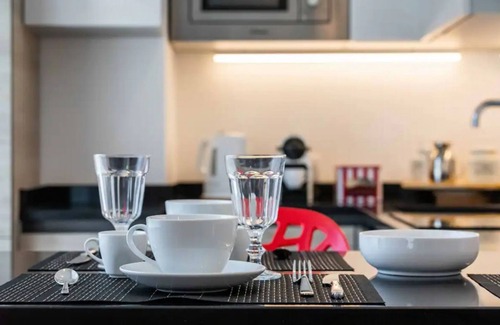 Centro Direzionale Apartamento | Pirelli House it's a apartment on the 7th floor in super well-served area.