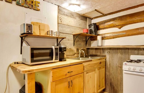 Pisgah Forest Cabina | Pisgah Forest Cabin w/ Mountain + Waterfall Views!